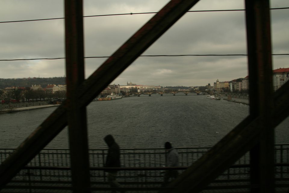 Na železničním mostu v Praze