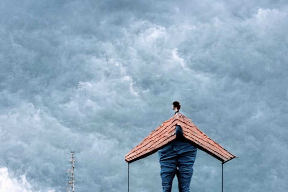 Tichá pošta /// vygenerované AI Midjourney (midjourney.com) na základe hesla “twisted mindpalace of very confused person who is standing on the roof of a building”